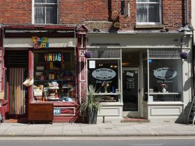 6 Desain Toko Kecil Depan Rumah Minimalis untuk Usaha Baru Anda!