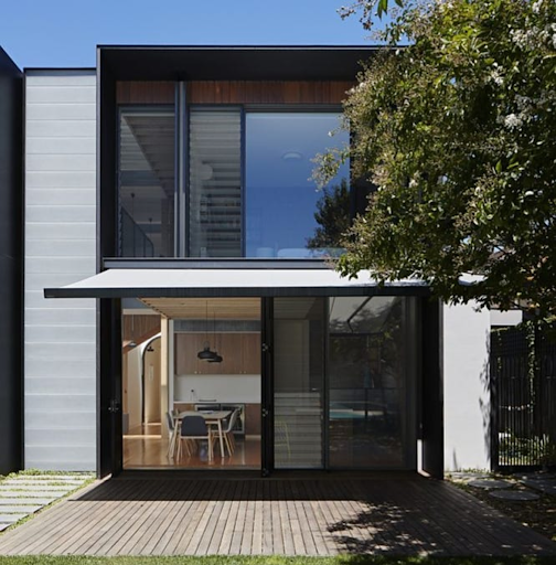 Desain Rumah Sederhana 2 Lantai dengan Ventilasi Terbuka