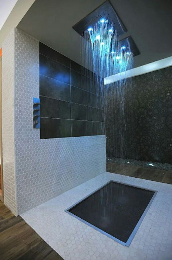 Kamar Mandi dengan Shower LED