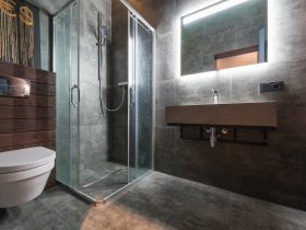 6 Inspirasi Desain Kamar Mandi dengan Shower Modern