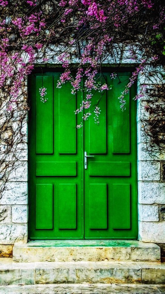 pintu berwarna hijau