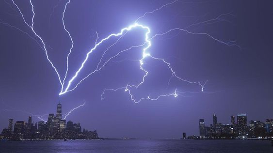 Penangkal Petir untuk Rumah: Yuk Pahami Fungsi, Cara Kerja, dan Jenisnya
