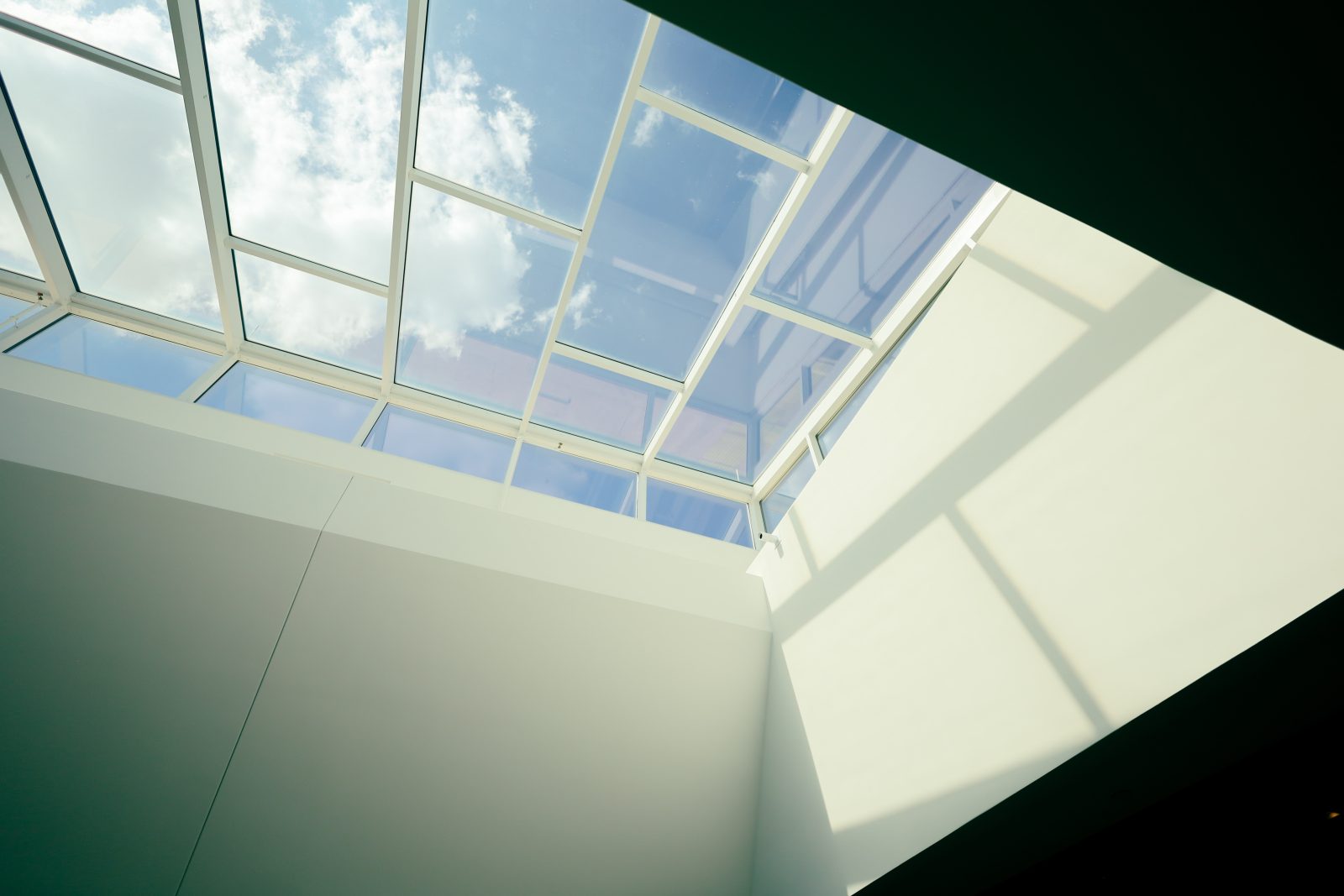 Mengenal Lebih Jauh Atap Skylight, Ini yang Perlu Kamu Tahu!
