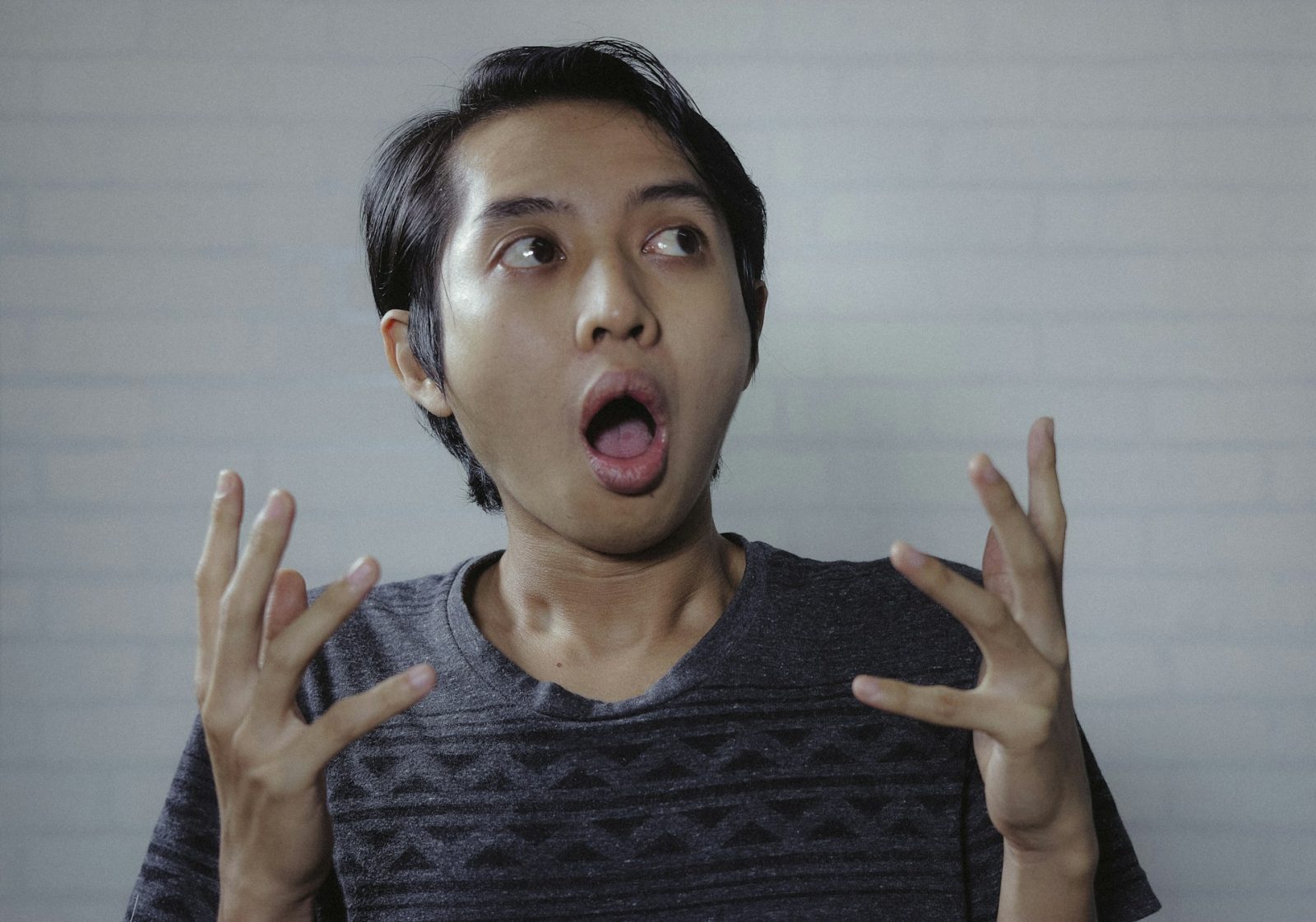 Inilah Arti Suara Lemparan Kerikil di Atap Rumah