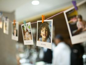 12 Cara Menata Foto di Dinding Ruang Tamu yang Estetik 12 Cara Menata Foto di Dinding Ruang Tamu yang Estetik