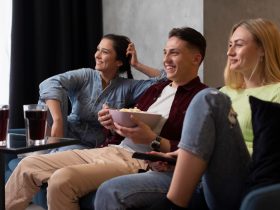 30 Film Romantis Barat Terbaru yang Bikin Senyum-Senyum Sendiri