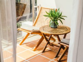 15 Ide Teras Tertutup untuk Ruang Tamu yang Nyaman dan Stylish