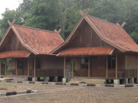 Jenis – Jenis Rumah Adat Jawa Barat Beserta Keunikannya Jenis – Jenis Rumah Adat Jawa Barat Beserta Keunikannya