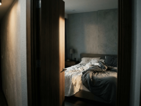 Fengshui atau Logika? Alasan Masuk Akal Kenapa Posisi Kasur Sebaiknya Tidak Menghadap Pintu Langsung