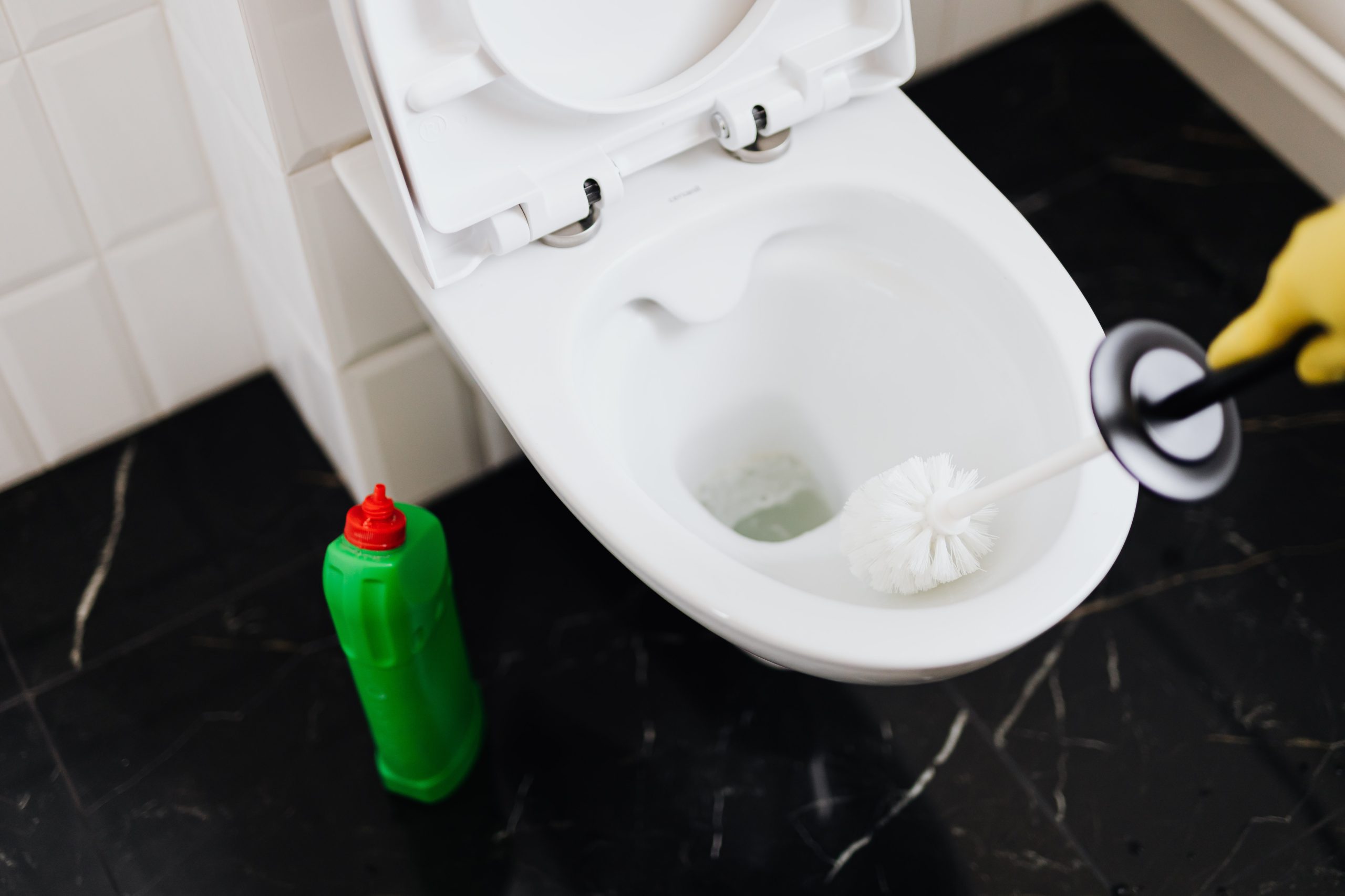 Cara Menggunakan Soda Api untuk WC Mampet, Dijamin Tokcer!