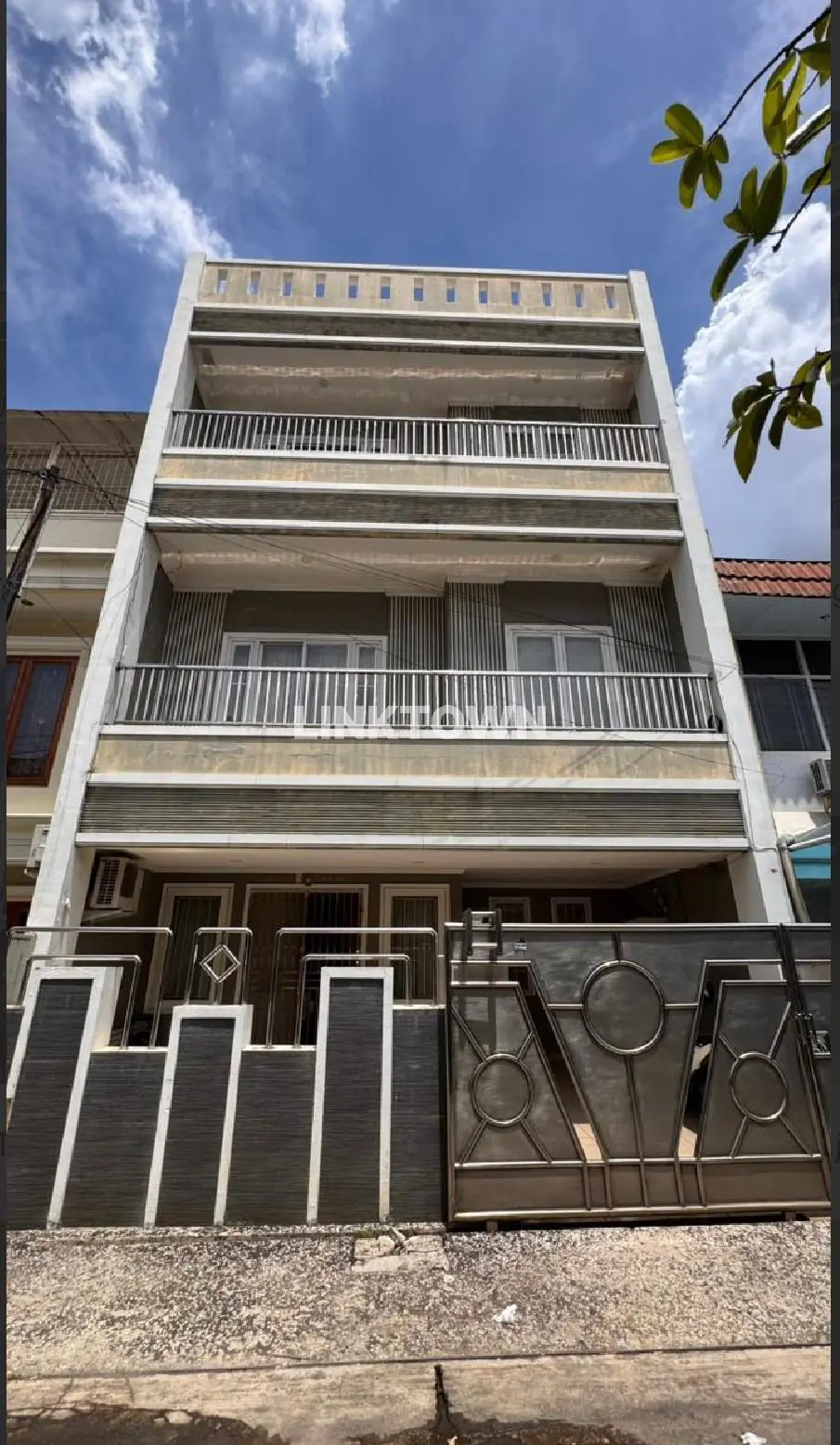 Rumah Esklusif 4 Lantai Semi Furnish di Penjaringan Jakarta Utara