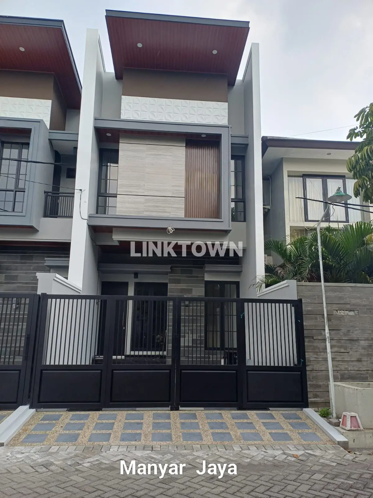 Dijual Rumah Baru Gress di Jalan Utama Manyar Surabaya