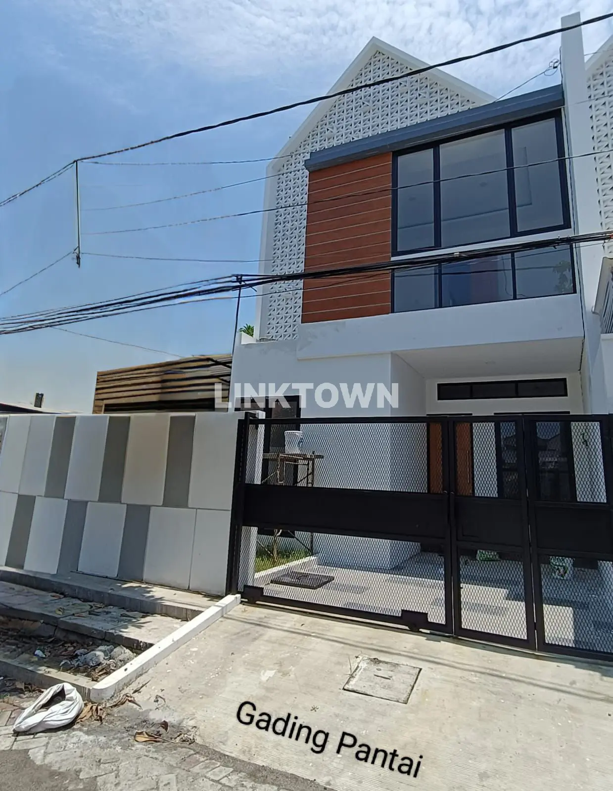Dijual Rumah Cantik dan Baru di Perumahan Gading Pantai Surabaya
