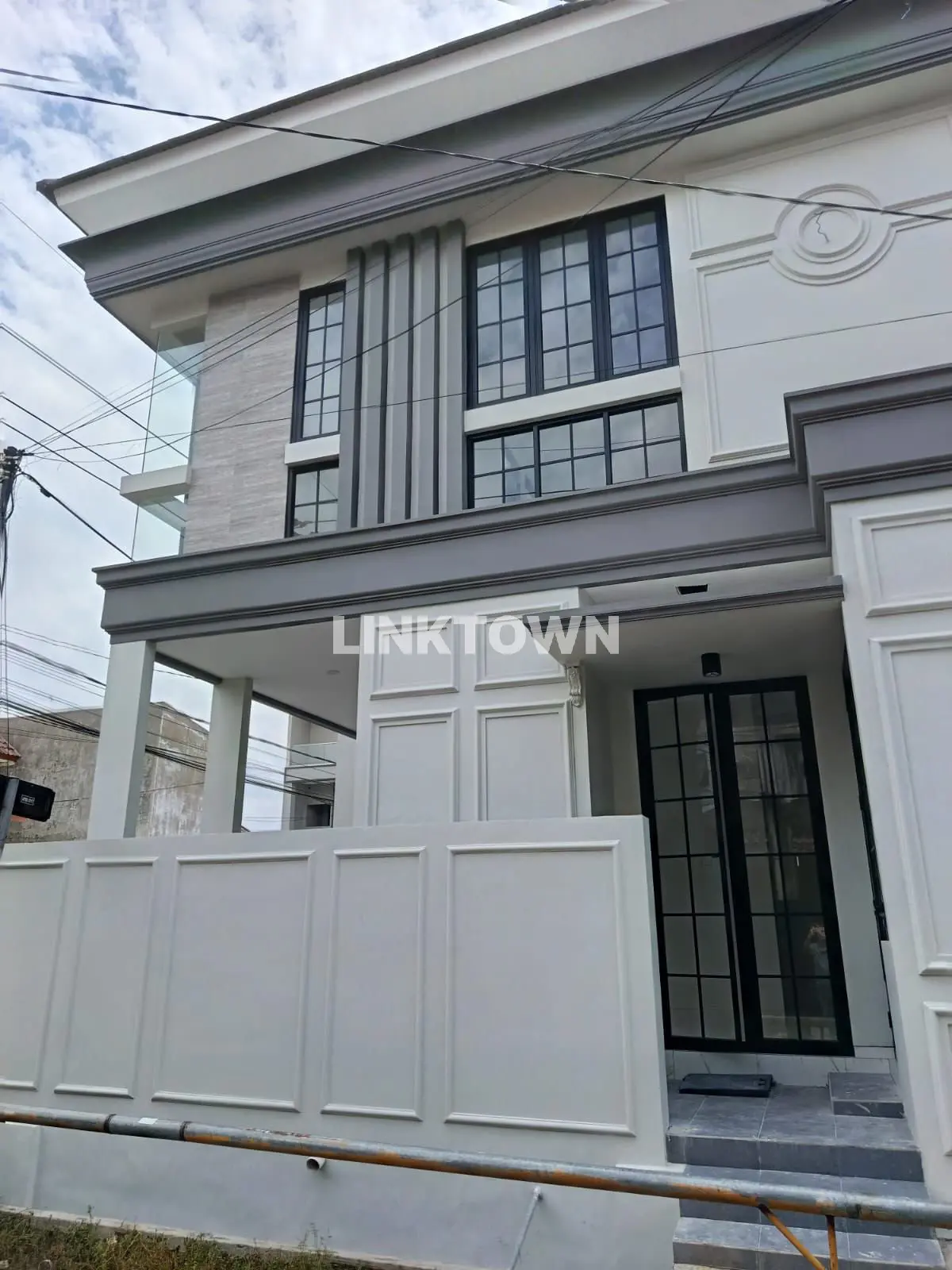 Rumah Cantik dan Mewah 2 Lantai Unit A / B di Taman Pondok Indah Wiyung Surabaya