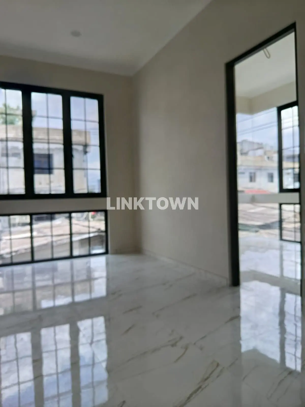 Rumah Cantik dan Mewah 2 Lantai Unit A / B di Taman Pondok Indah Wiyung Surabaya