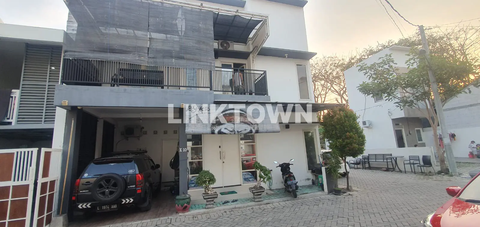 Termurah Rumah 3 Lantai di De Alamuda Residence Wiyung