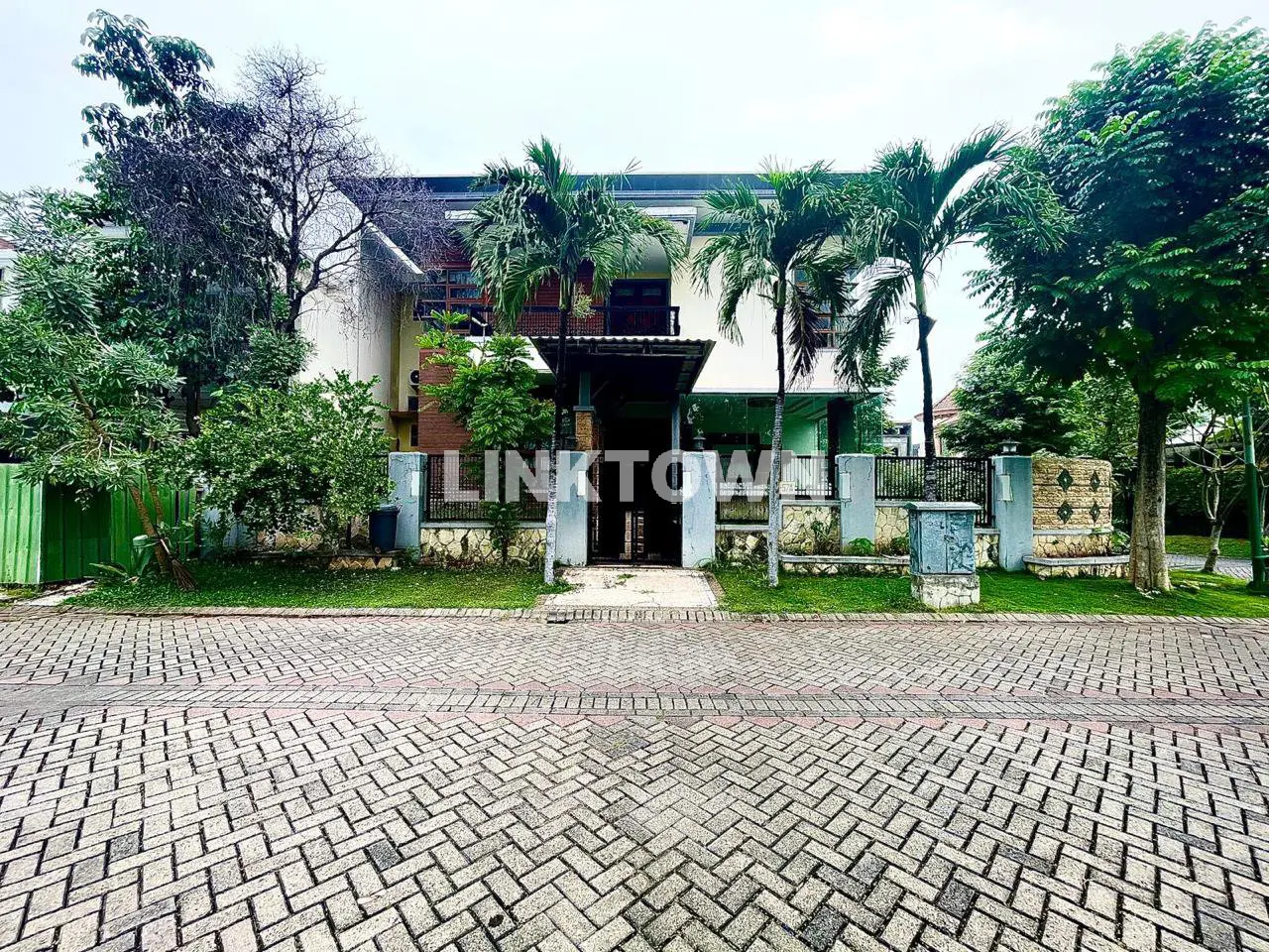 Disewakan Harga Nego Rumah di Kawasan Elite Graha Famili Surabaya Barat