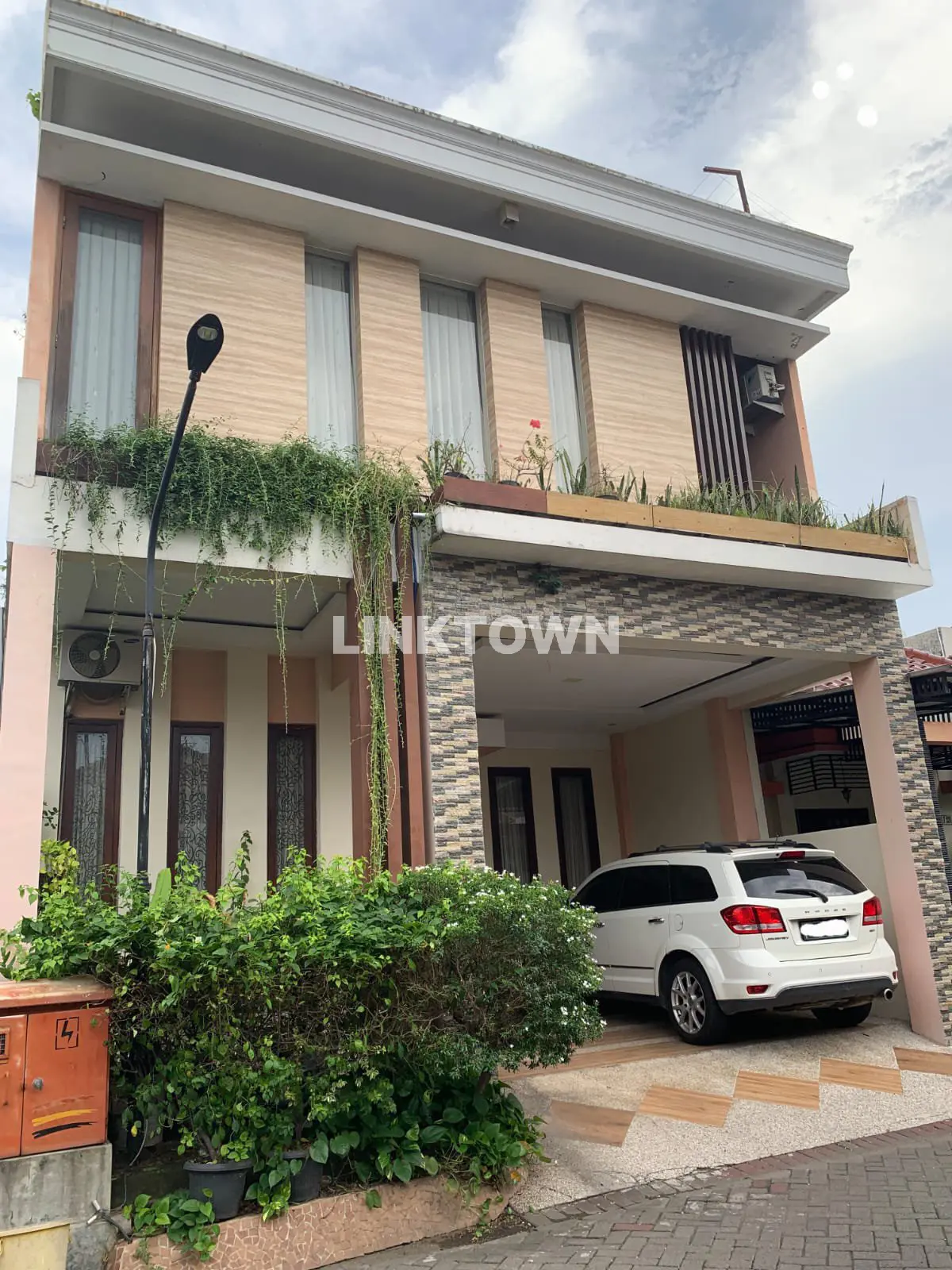 Rumah 2,5 Lantai Nego di Ketintang Dekat Unesa dan Royal Plaza