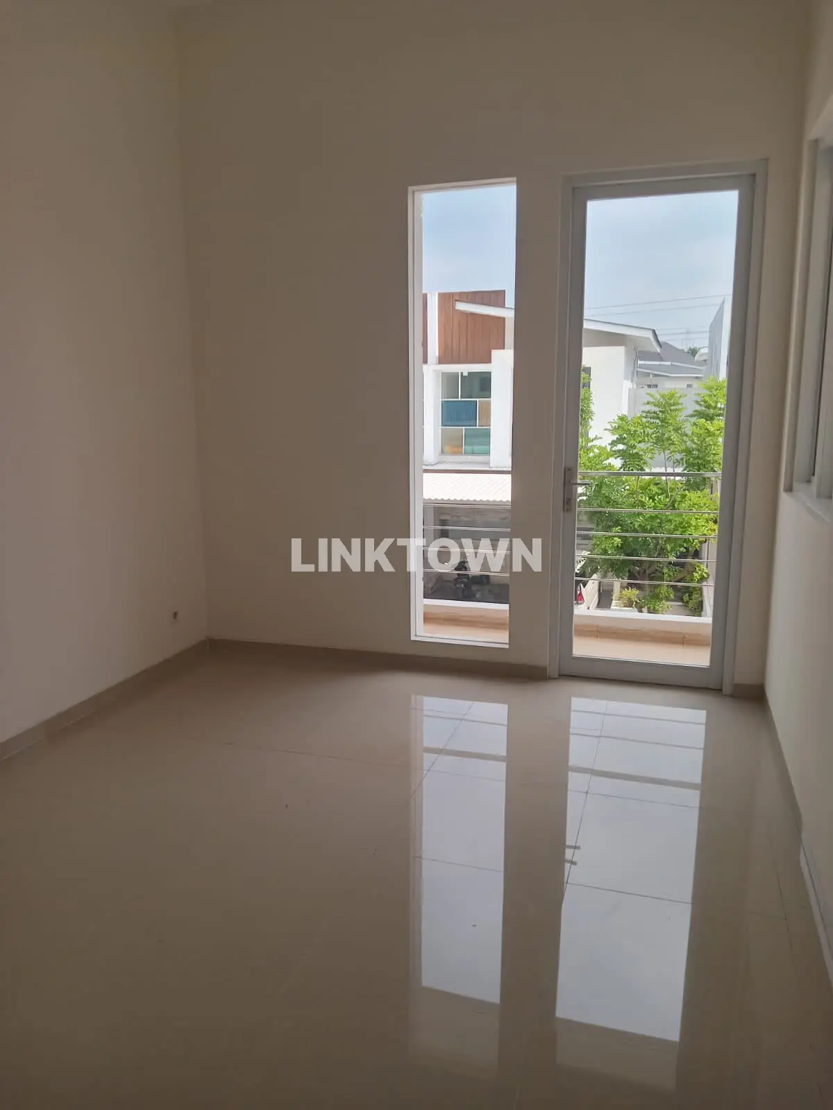 Rumah Baru Gress Harga Nego di Royal Residence Surabaya Barat