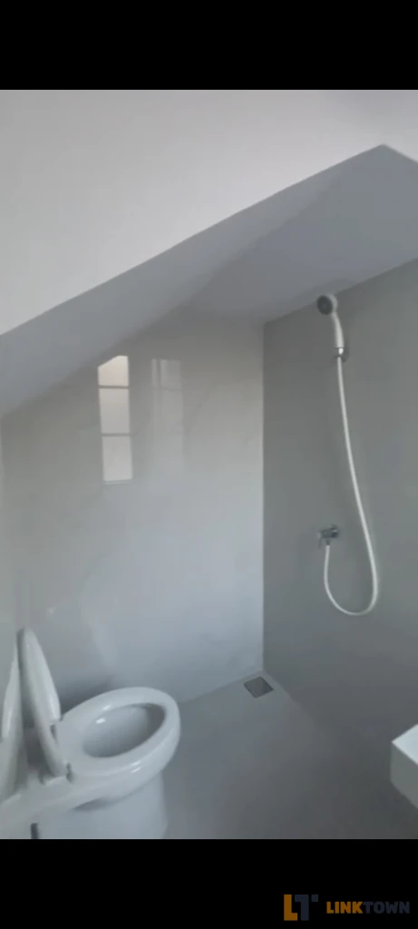 Disewakan Rumah 2 Lantai Modern 3+1 Kamar Tidur di Dian Istana La Fleur Surabaya