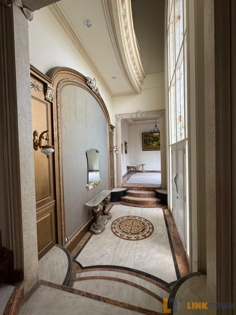 Disewakan Luxury Classic House Villa Bukit Regency 2 Pakuwon Indah Surabaya 