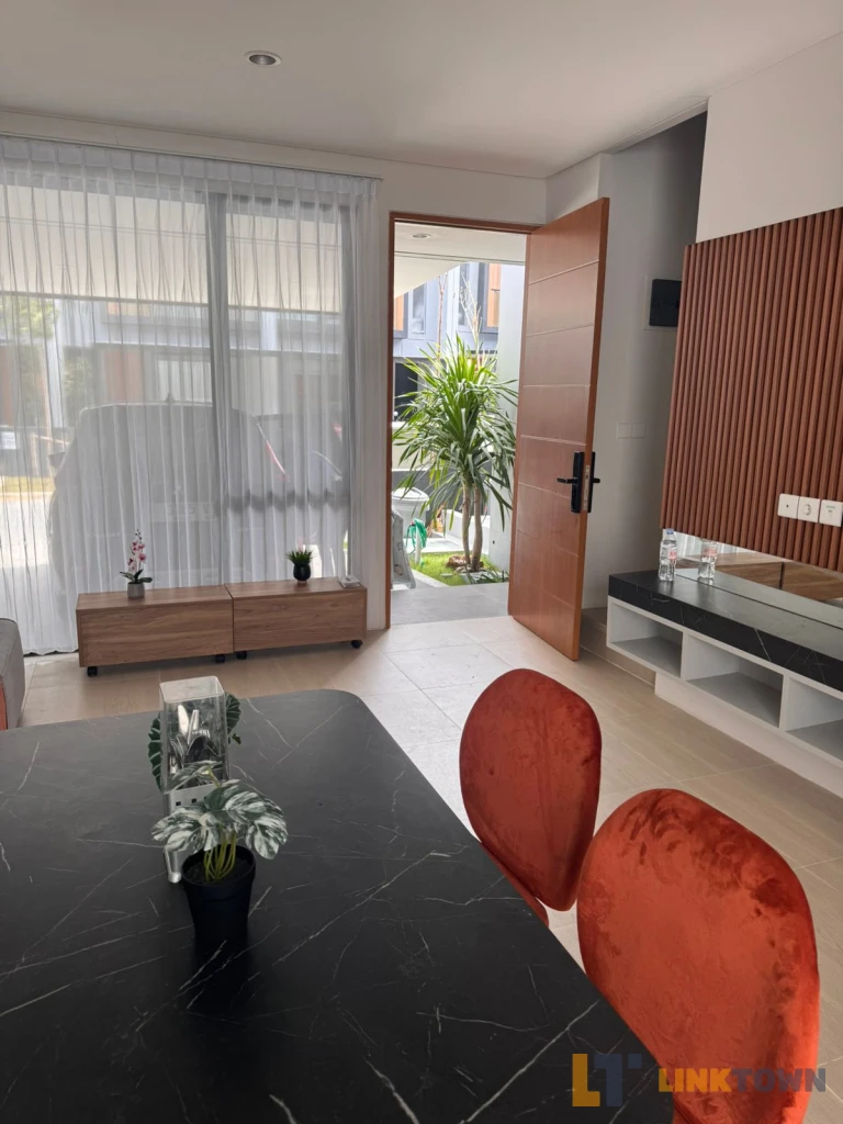 Disewakan Cepat Rumah Furnish di Citraland Northwest Central Surabaya