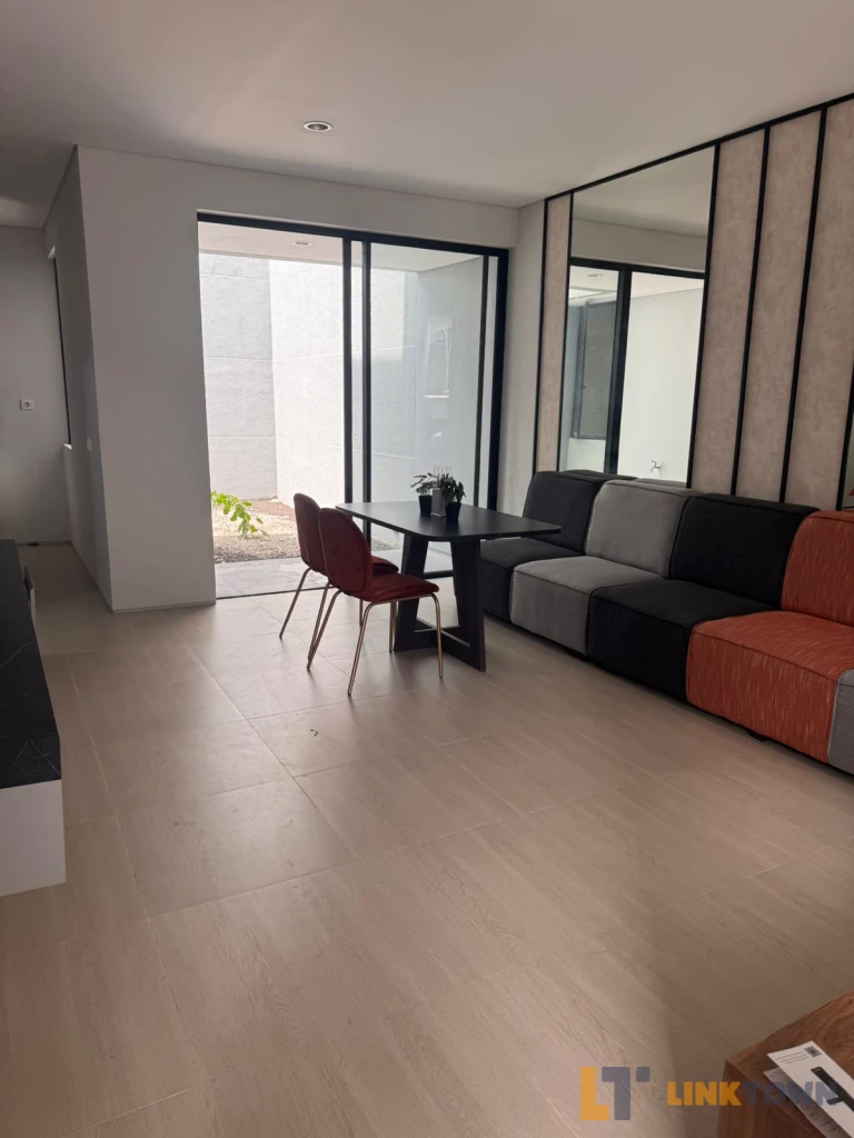 Disewakan Cepat Rumah Furnish di Citraland Northwest Central Surabaya