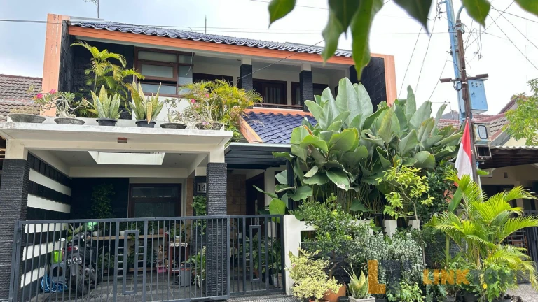 Rumah Asri dan Strategis di Gunung Anyar Surabaya 