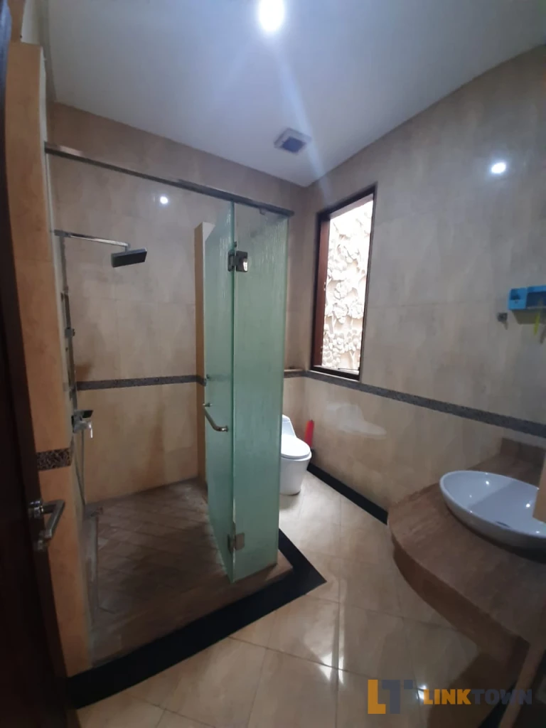 Dijual Rumah 2 Lantai Lokasi Strategis bisa Nego di Galaxy Bumi Permai Surabaya