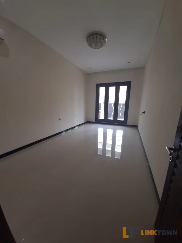 Dijual Rumah 2 Lantai Lokasi Strategis bisa Nego di Galaxy Bumi Permai Surabaya