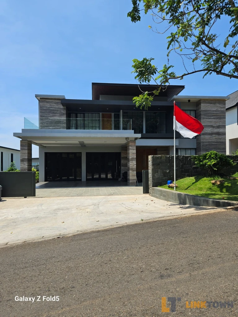 Dijual Villa Mewah dengan Kolam Renang di Taman Dayu Pasuruan
