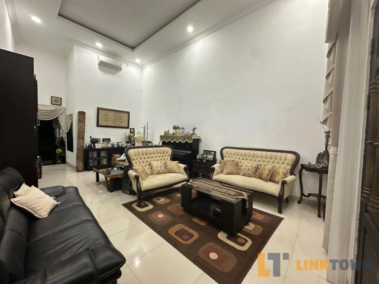 Disewakan Rumah 2 Lantai di Raya Manyar Surabaya