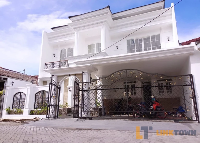 Rumah Mewah 2 Lantai Lokasi Strategis Semi Furnished di Pondok Tjhandra